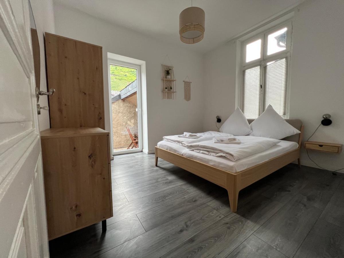 شقة Direkter Moselblick I Altbau I 4 Personen I Terrasse سانكت ديجيوند المظهر الخارجي الصورة
